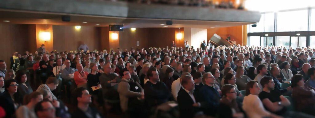 Blick in das vollbesetzte Auditorium während eines Fachvortrags auf dem Intensivmedizinerkongress in Garmisch-Partenkirchen.